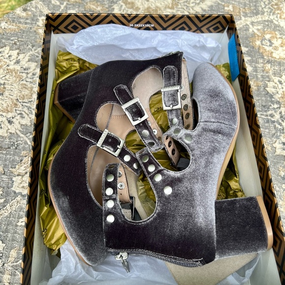 NIB Gorgeous Silver/Slate Grey Three Strap Pump - Size 6 - Picture 11 of 11